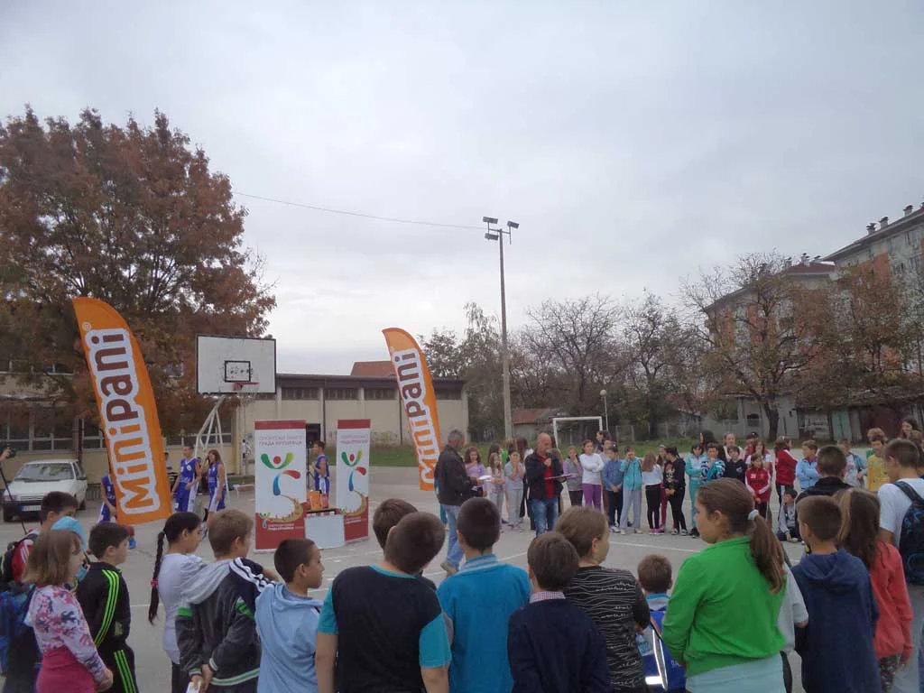 15.10.2014 godine u OŠ "Dragomir Marković" održana akcija "Sportski čas za sve Vas" Sportskog saveza grada Kruševca