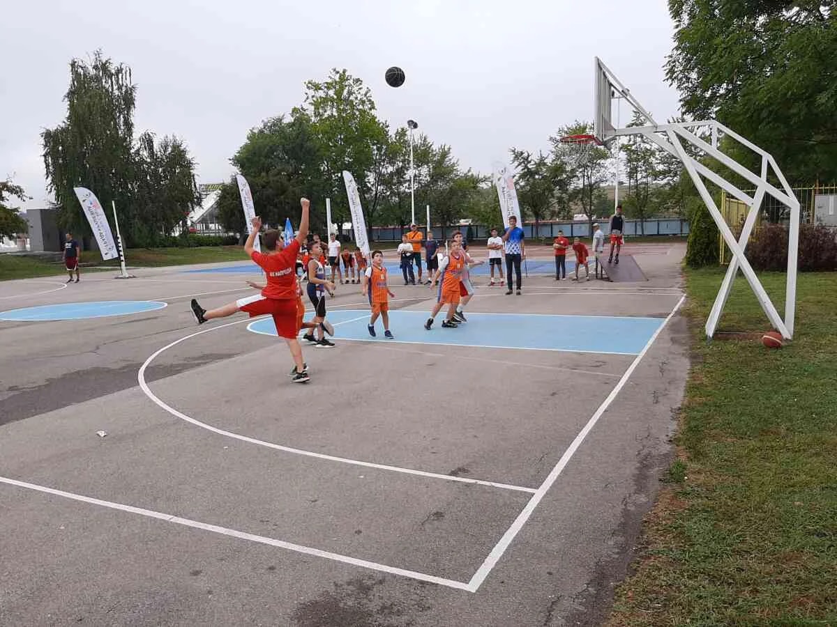 U OKVIRU "SPORTSKOG LETA" ODRŽAN TURNIR U STRIT BASKETU "3 NA 3"