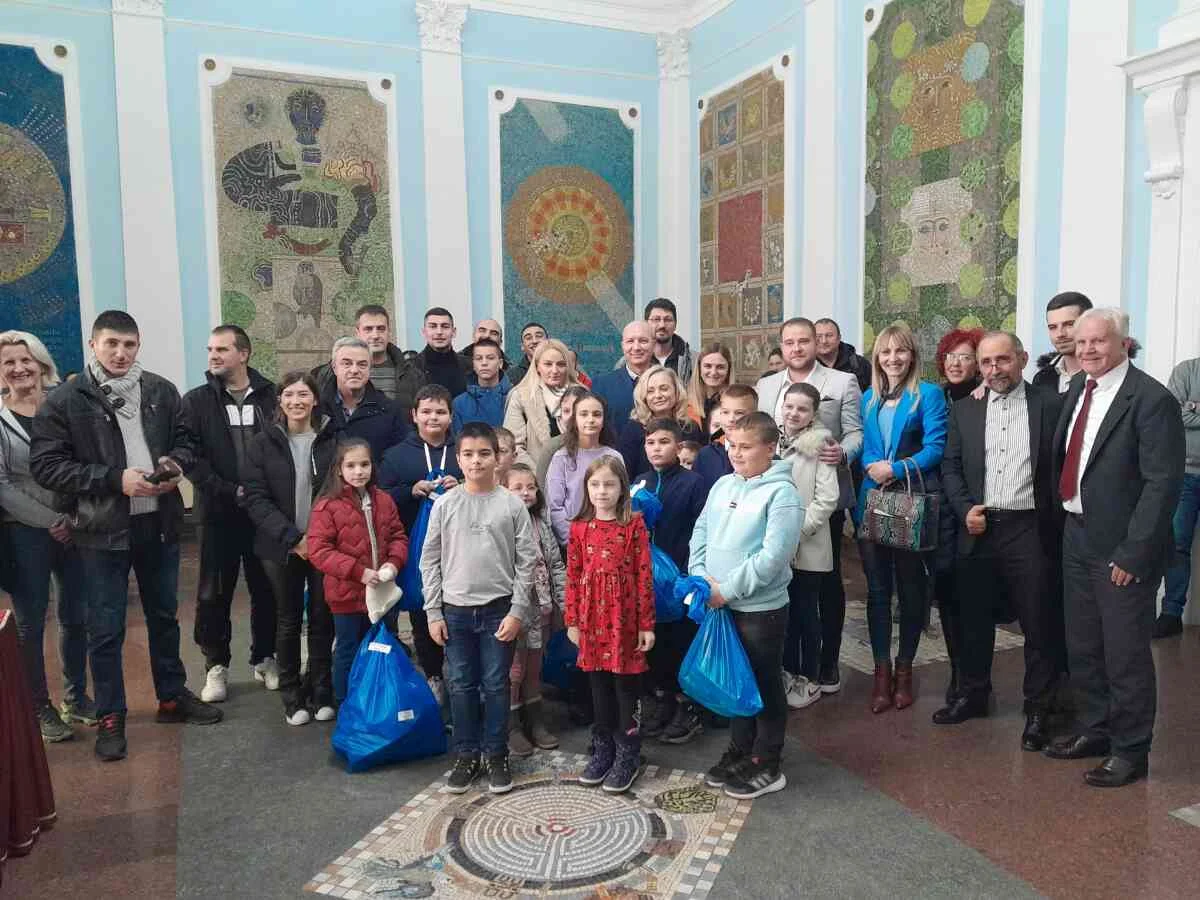 područnim odeljenjima kruševačkih osnovnih škola uručena donacija lopti Sportskog saveza grada Kruševca