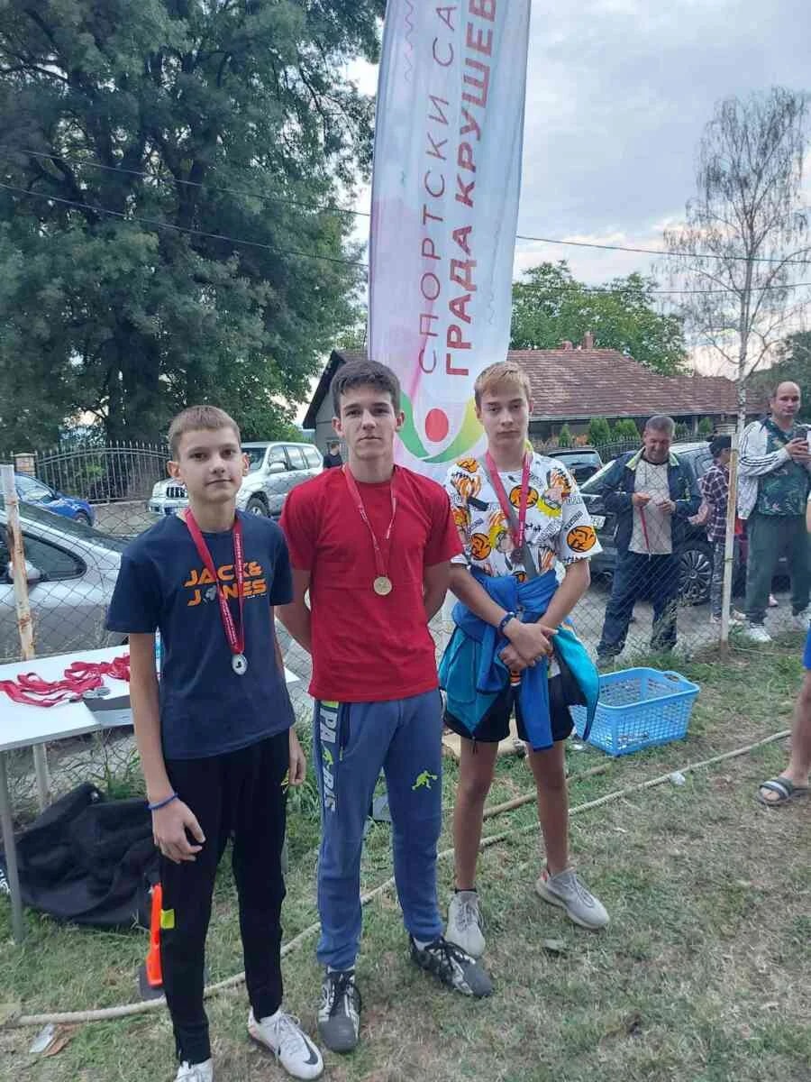 U okviru "Sportskog leta" u selu Zdravinje održano "čarapansko nadmetanje-narodni višeboj"