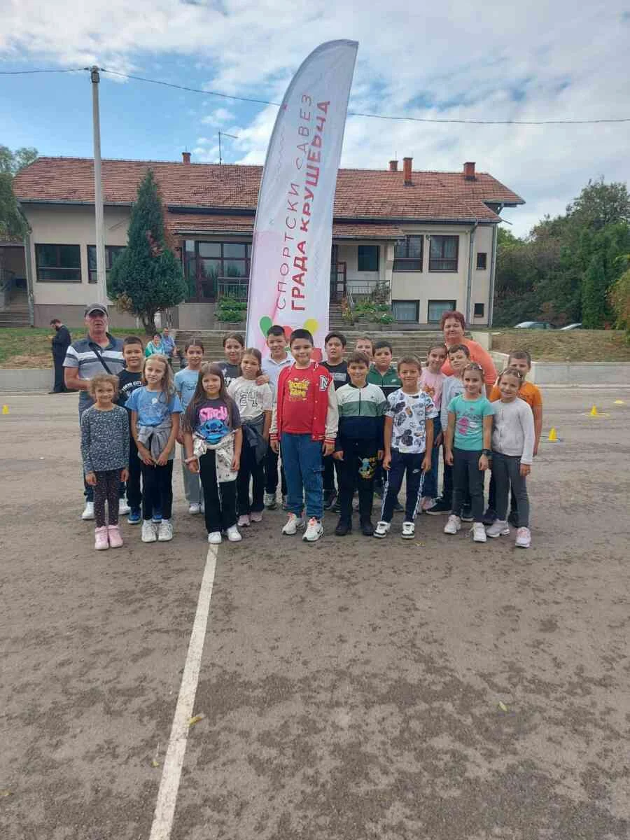 u područnim odeljenjima OŠ"Strahinja popović" u mestima Modrica i zdravinje održana akcija Sportskog saveza grada Kruševca"Vežbajmo zajedno"