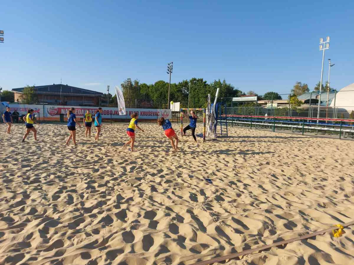 u okviru "sportskog leta" održan turnir u rukometu na pesku